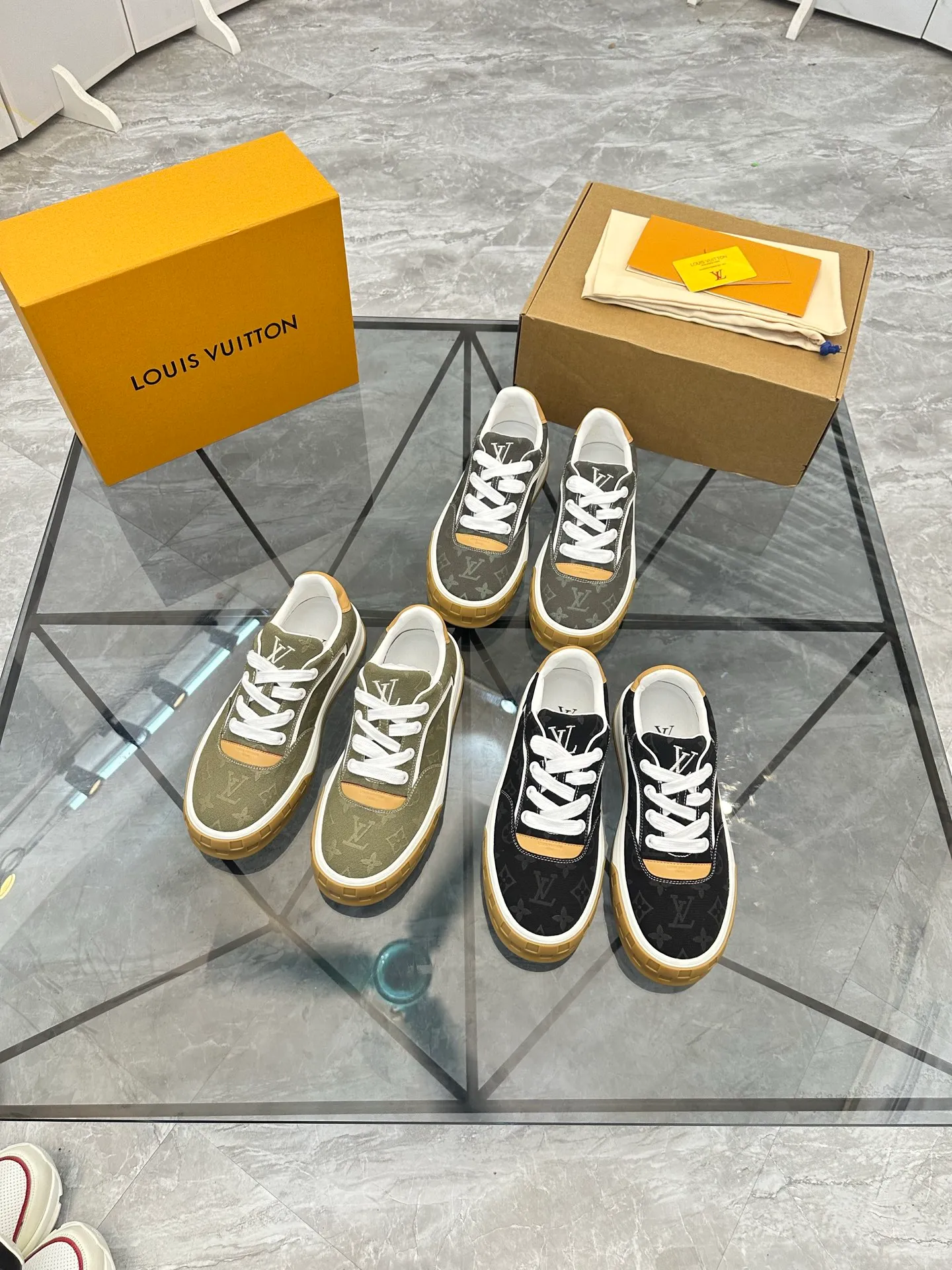 Men's shoes for sale 💰: 💰P660¥ Top quality Comes with airplane case Product trademark: LV* "Louis Vuitton*" low-top casual shoes Regular size: 35-44 (can be customized to 45) Couple style Product materials: imported nubuck leather upper, sheepskin lining, original outsole. Number: 819